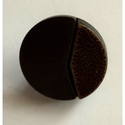Knap l&aelig;derlignende 18 mm med &oslash;je
